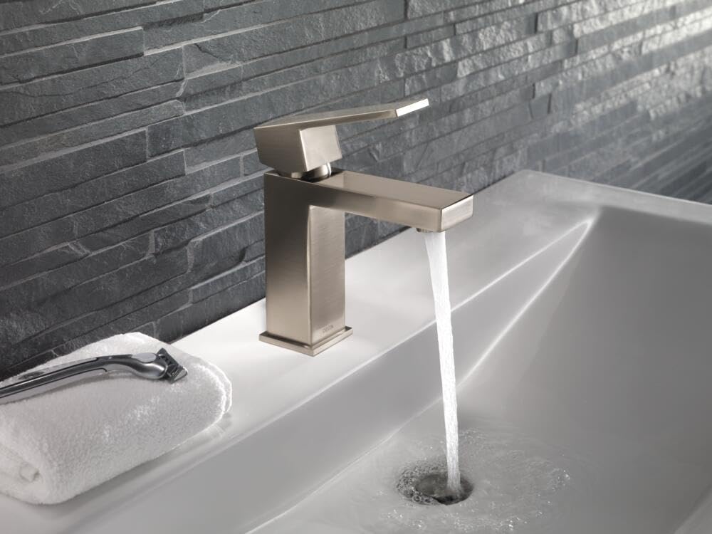 Delta Modern Brushed Nickel Bathroom Faucet 1 Hole, Single Hole Bathroom Sink Faucet for Vanity, Metal Push-Pop Drain Assembly, Stainless 567LF-SSPP