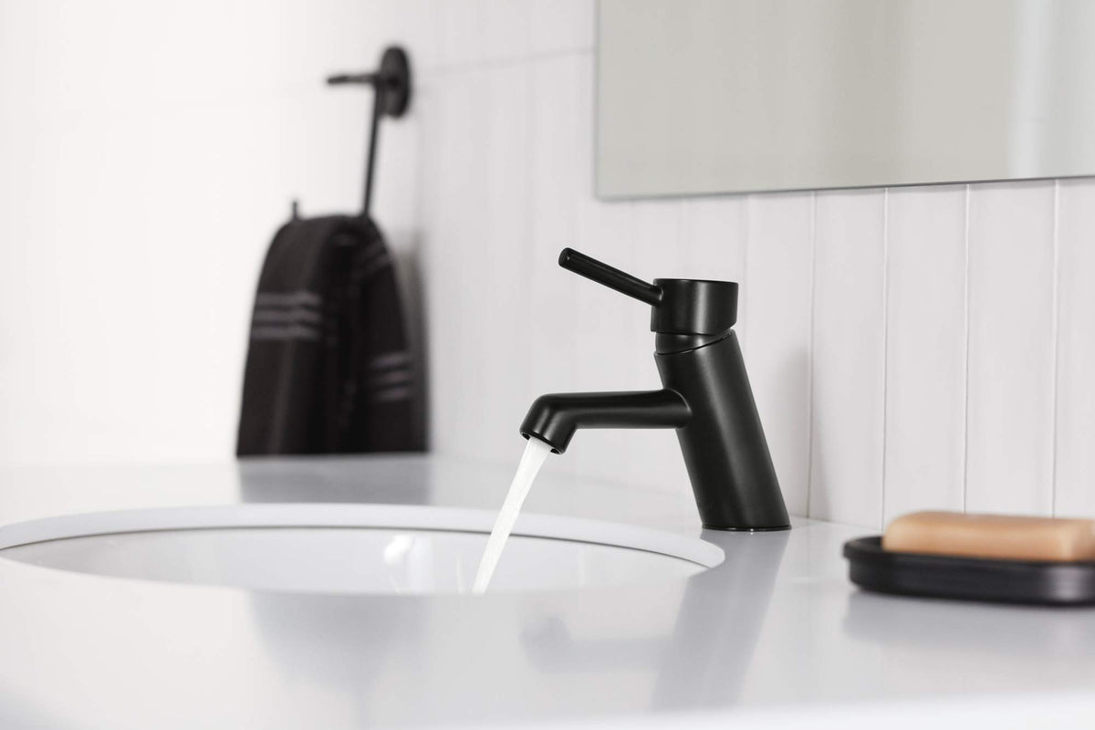 Peerless P1547LF-BL Precept Single Hole, 1.0 GPM Water Flow, Matte Black