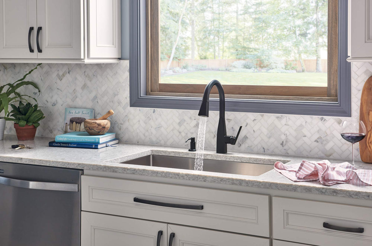 Peerless Xander P7919LF-BL Single-Handle Pull-Down Kitchen Faucet, Matte Black, 1.0 GPM