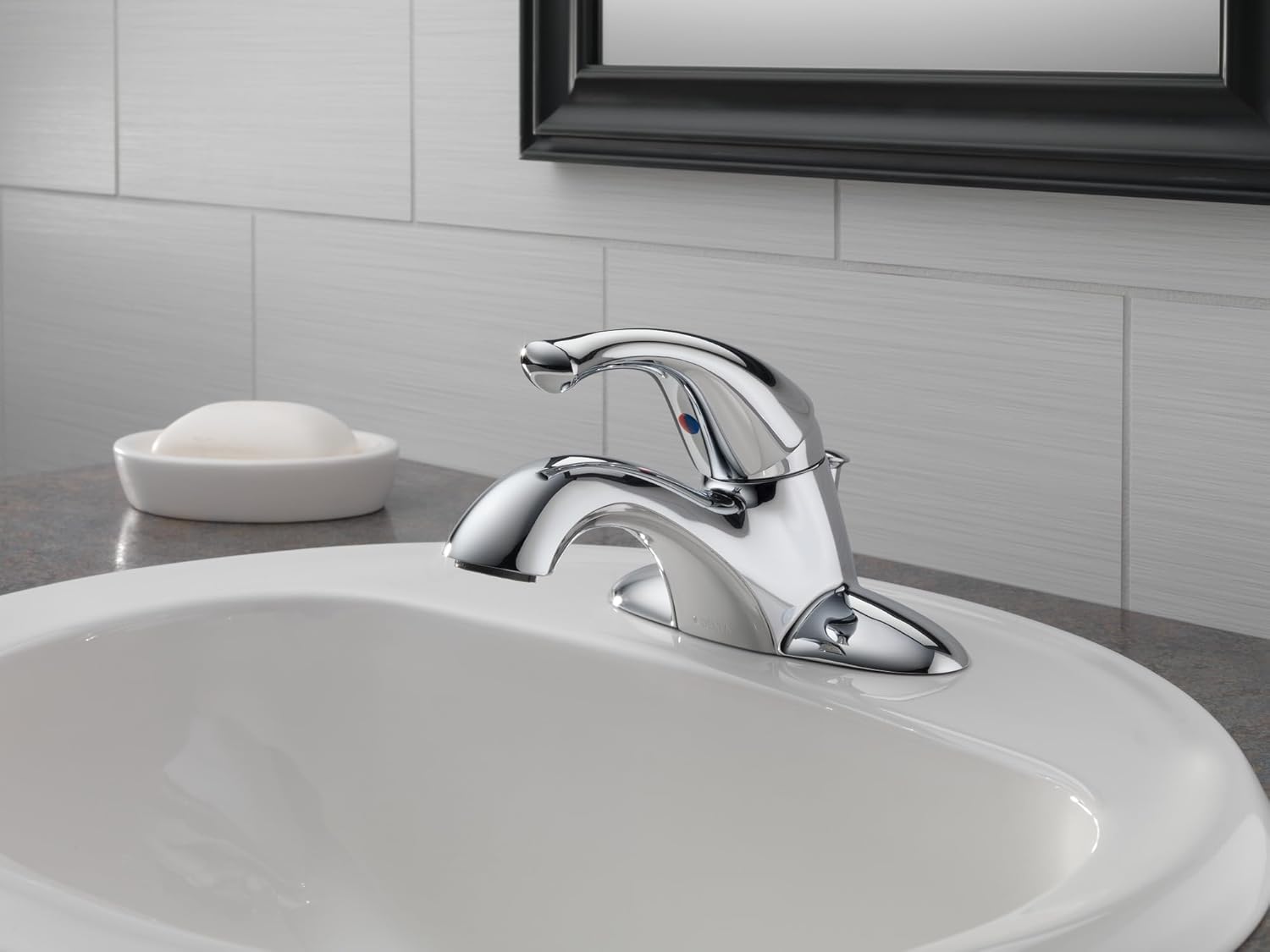 Single Handle Centerset Bathroom Faucet in Chrome