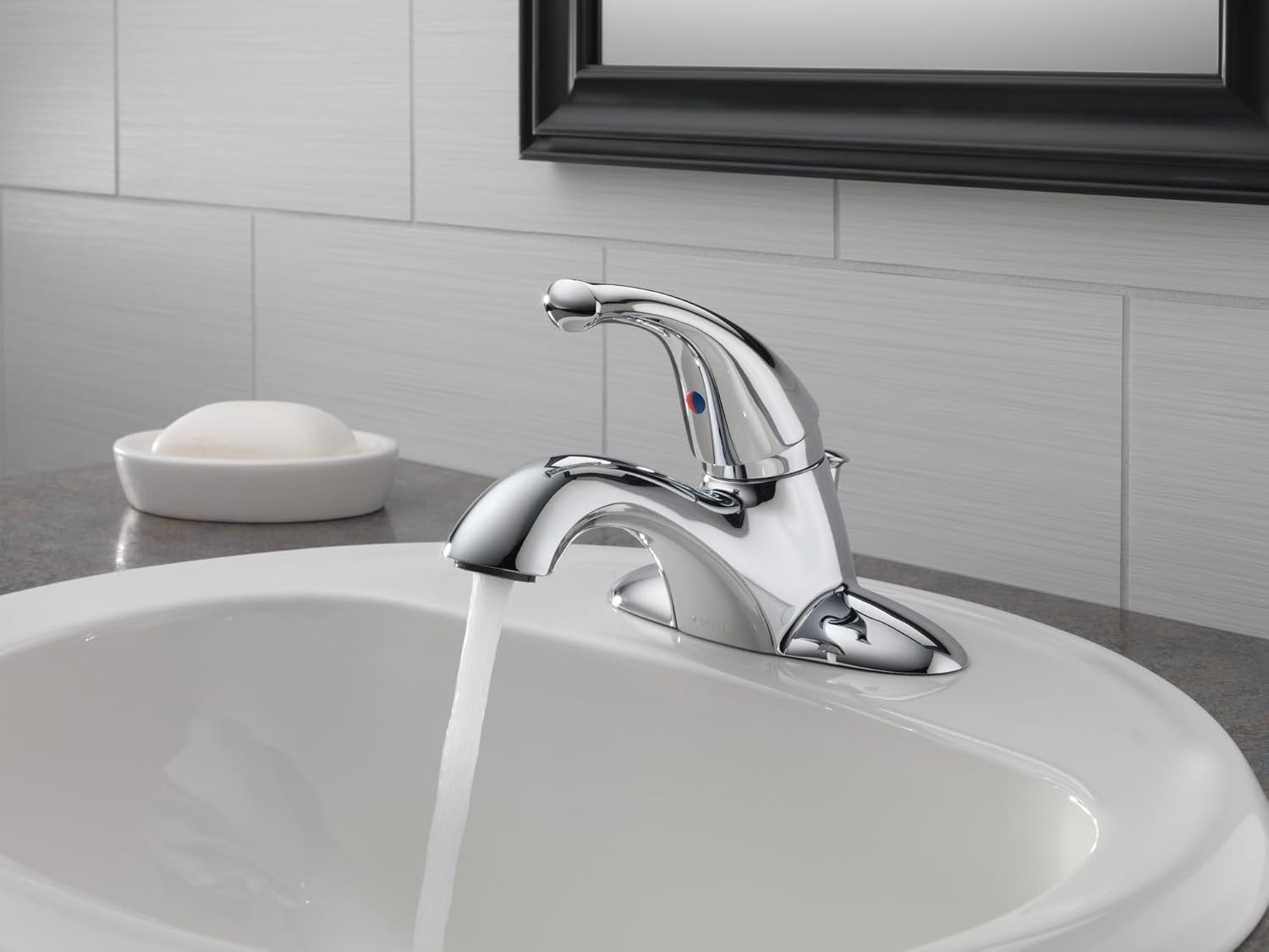 Single Handle Centerset Bathroom Faucet in Chrome