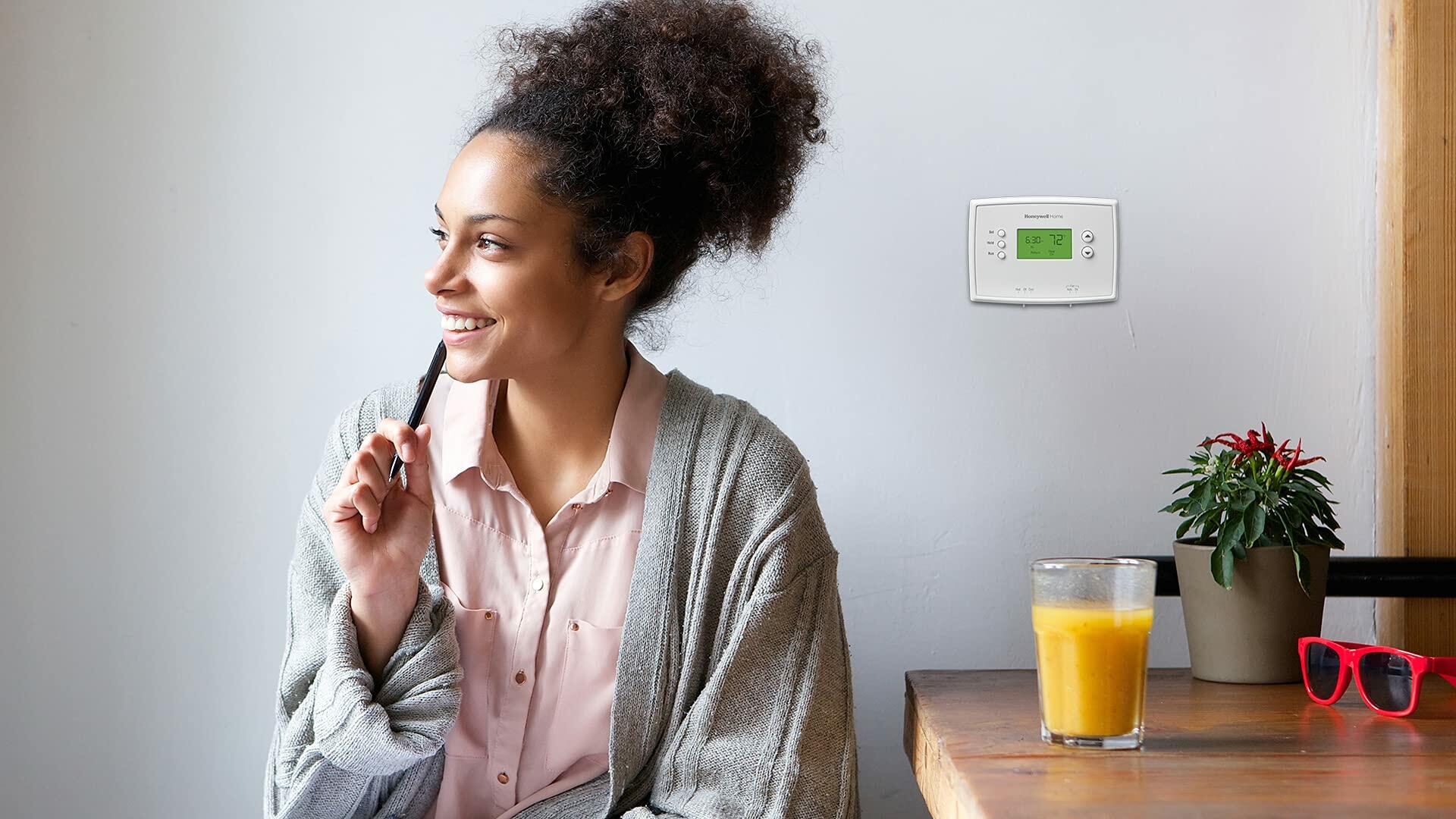 Honeywell Rth2510b1018 4-3/4" X 3-3/8" X 1-1/8" White 7-Day Programmable Thermostat With Backlight3